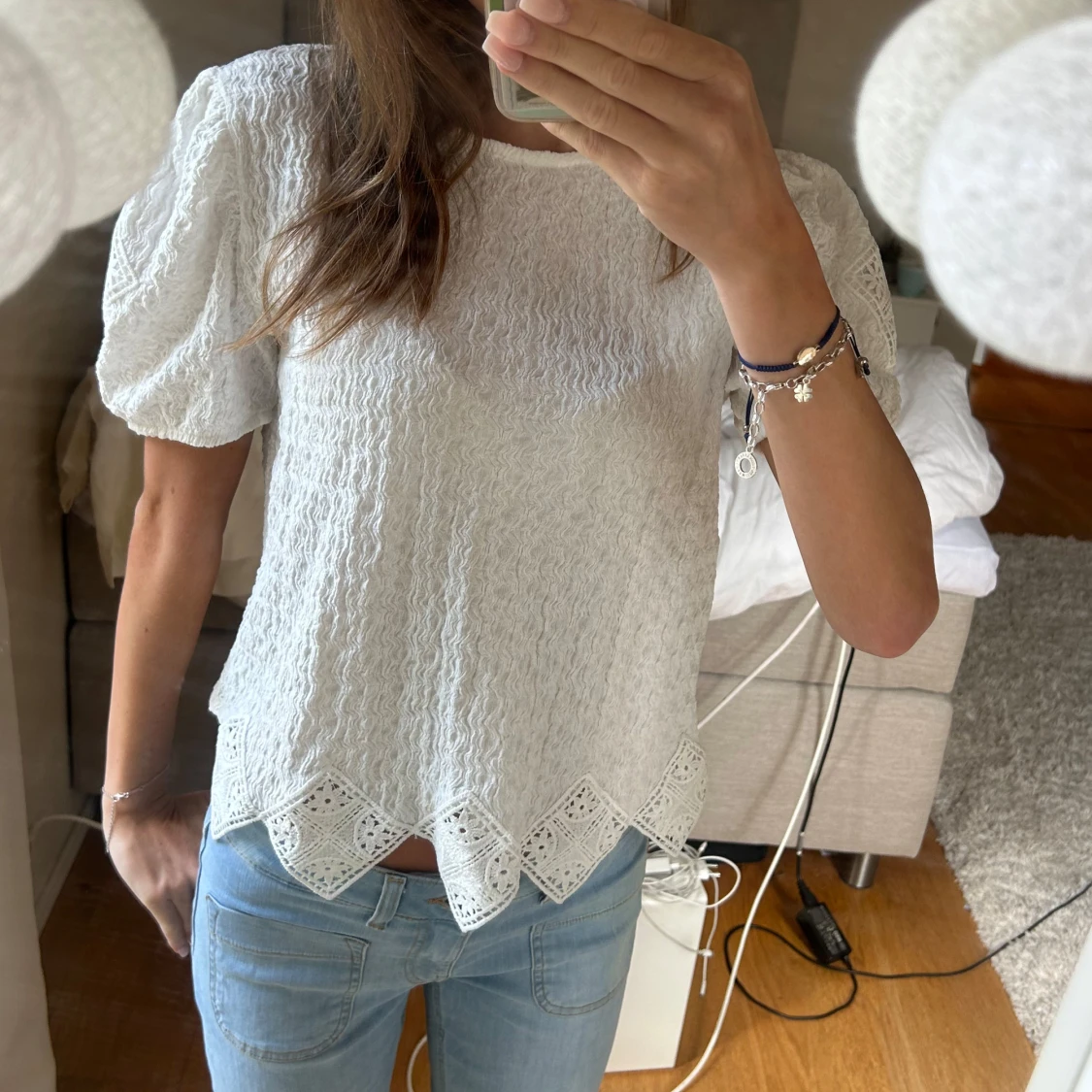 Vit blus med puffärm och spetskant - 1