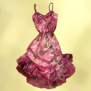 ONE IN A MILLION FAIRY DRESS - Helt magnifikt vacker fairy klänning från Guidence. Perfekt skick då den bara är använd en gång. Massa vackra detaljer ; asymmetrisk skuren, paljetter, broderi, volanger. Faller så fint. Längden är som blandning av midi och maxi. Säljer ej till lägre pris. 