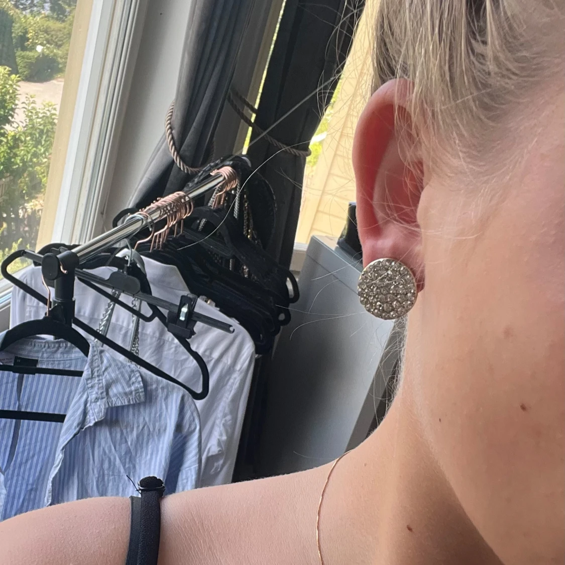 Glittriga runda örhängen i guld med silverstenar - 1