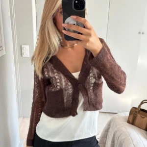 Kofta - Sååå fin kofta i mohair! jättetunn och fin tråd därav några hål som är större än andra, se sista bild. Står ingen storlek eller märke men passar mkg som är xs💞