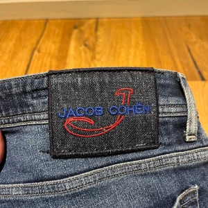 Jacob Cohen Jeans - Sjukt feta och exklusiva jacob cohen jeans i väldigt fint skick, som nya. Italiensk size 35, sitter ish som 31-32/32. Hör av er vid frågor!