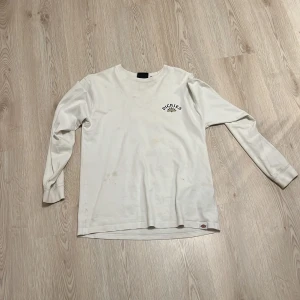 Ett par skate träjor dickies& vans - Ett par tröjor som jag inte använder längre och jag hoppas att någon har en bättre användning för dessa tröjor eftersom att de har blivit använda 2-3 gånger skriv för storlek