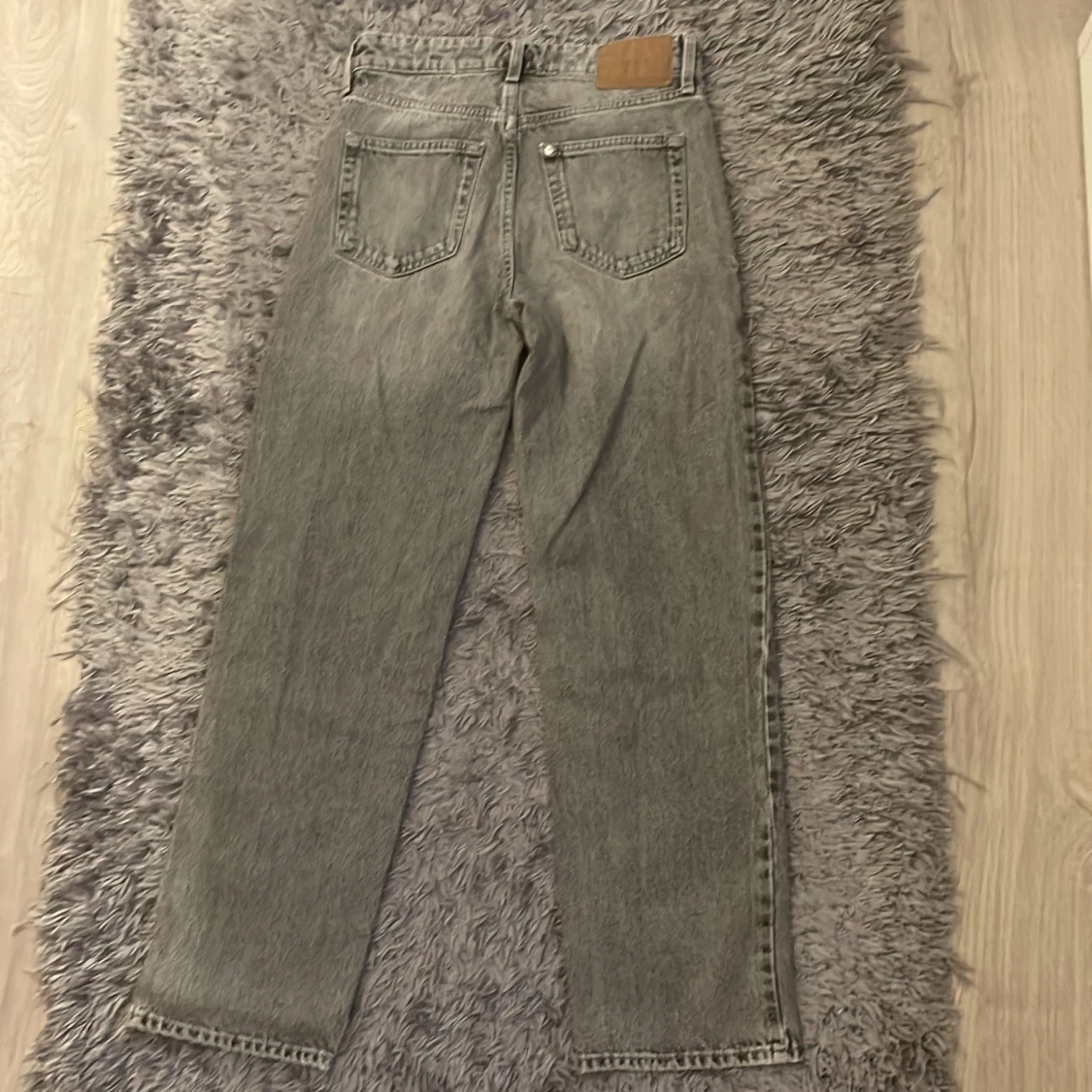 Grå baggy jeans från &Denim, strl 34 - 2