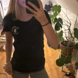 Svart t-shirt från U.S. Polo Assn. - Svart t-shirt från U.S. Polo Assn. Säljer då den inte kommer till användning längre. Storleken är xxs men passar på xs också💗