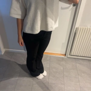 Vit tröja med trekvartsärm - Säljer en stilren vit tröja med trekvartsärm. Perfekt för en avslappnad look. Tröjan har en lös passform och är tillverkad i ett mjukt material.