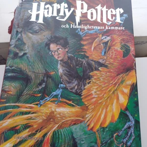 Harry Potter och Hemligheternas kammare - Säljer boken 'Harry Potter och Hemligheternas kammare' av J.K. Rowling. Den har ett färgglatt omslag med Harry Potter och Fawkes. Boken är på svenska och utgiven av Rabén & Sjögren. Perfekt för alla Harry Potter-fans! Har fått lite stryk på ryggen men inget som stör funktionen 