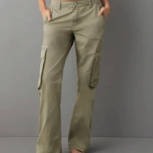 Gröna olivfärgade cargobyxor - Snygga gröna cargobyxor med fickor på sidorna. Byxorna har en loose passform och är perfekta för en avslappnad stil. Tillverkade i ett slitstarkt material som ger en cool look. Första 3 bilderna ej mina!