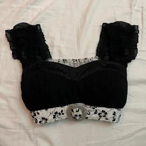 så söt topp - Snygg svart topp i storlek xs/s 💕
