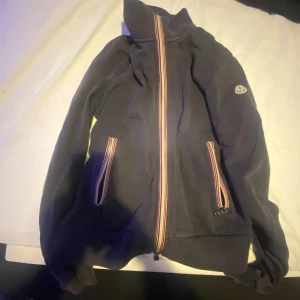Moncler hoodie - Moncler Hoodie säljer pågrund av den är för liten på mig.