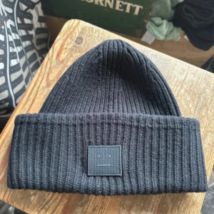 Acne mössa - Svart acne mössa köpt från vinted i december men har knappt kommit till användning därav säljer jag den!!!!💕 köpte för 850 kr