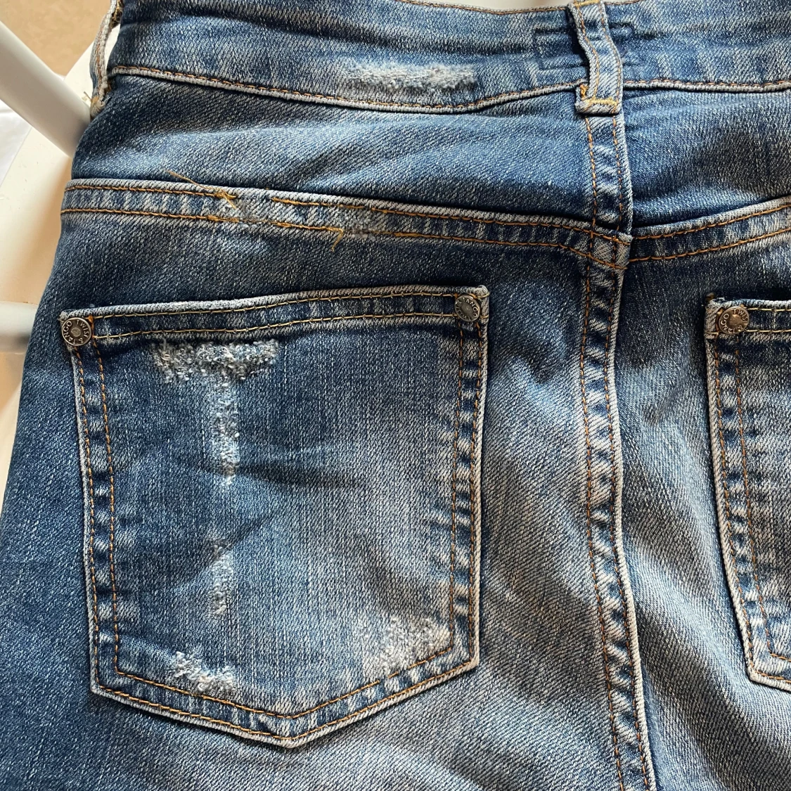 Blå jeans med slitningar - 3