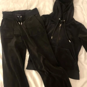 Svart juicy sett - Säljer ett svart Juicy Couture set i bra skick! Setet har använts hyfsat mycket men är fortfarande i fint skick. Kontakta mig för mer information eller bilder!