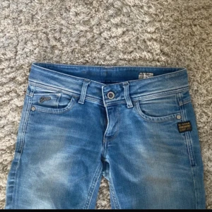 Låga jeans från G-Star RAW - Supersnygga lågmidjade G-Star Raw jeans som är i mycket bra skick! 💓Midjemåttet är 82 och Innerbenslängden är 80 (de är i storlek 28)💕Säljer för att de tyvärr inte kommer till användning eftersom att de var för stora i midjan 💓