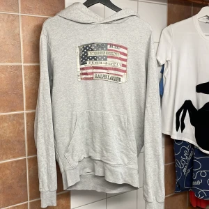 Grå hoodie från Ralph Lauren - Säljer en väldigt sällsynt grå hoodie från Ralph Lauren Denim & Supply som inte säljs längre. Tröjan har en klassisk känguruficka och en bekväm huva. Perfekt för en avslappnad stil. Storlek L men passar även M. Välanvänd och i bra skick. Fråga gärna om ni har några funderingar. 