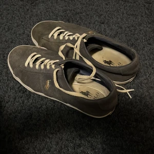 Ralph lauren skor - Mörkblåa polo skor i mocka. Storlek 45. Hör av dig vid frågor eller fler bilder!