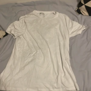 Vit t-shirt från Zara - Säljer en klassisk vit t-shirt från Zara. Den har en enkel design med rund hals och korta ärmar. Perfekt basplagg för alla tillfällen. Tillverkad i Turkiet.