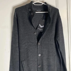 Cardigan  - En helt ny cardigan i storlek M. 