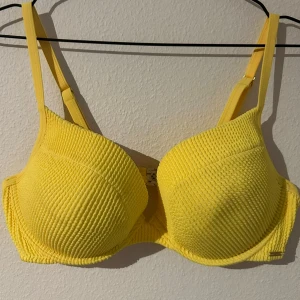Gul bikini - En jätte fin gul bikini, använd 2 gånger! OBS! underdelen är såklart exakt samma färg som överdelen, olika ljus bara! Vill man ha fler bilder som bevis är det bara att fråga :)🩷