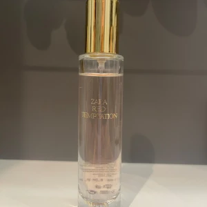 Zara Red Temptation Parfym - Säljer en underbar parfym från Zara, Red Temptation. Den är nästintill ny, ytterst använd, som syns på bilden.  30 ml                    