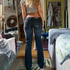 lågmidjade Mörkblå jeans  - Säljer dessa jeans då dom inte kommer till användning längre, perfekt längd på mig som är 158! Dom är klippta där nere därav priset❕❕midjemått 36 cm tvärs över och är väldigt stretchiga, innerbens längden är 72 cm. Hör av er vid flera frågor🩷