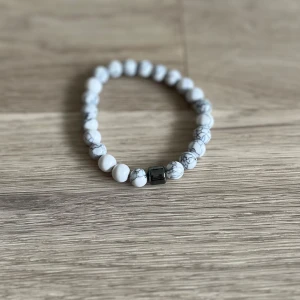  armband Sten  - •Vitt armband i nyskick☀️ •passar perfekt till sommar skjortan⛱️ •ordinarie pris 179kr •kan kontaktas för prisjusteringar💸  
