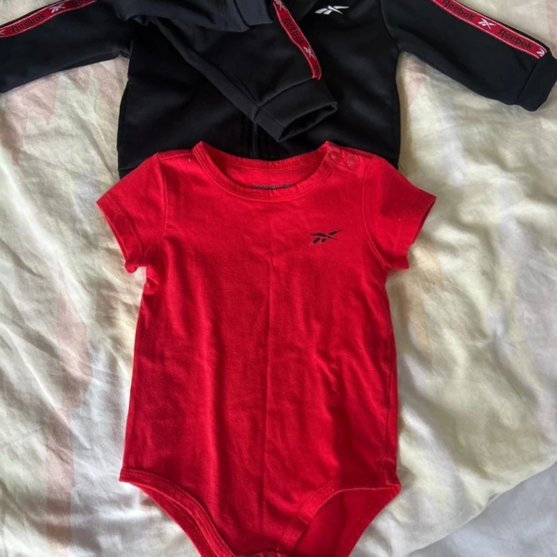 Svart hoodie från Reebok med röda detaljer - 4