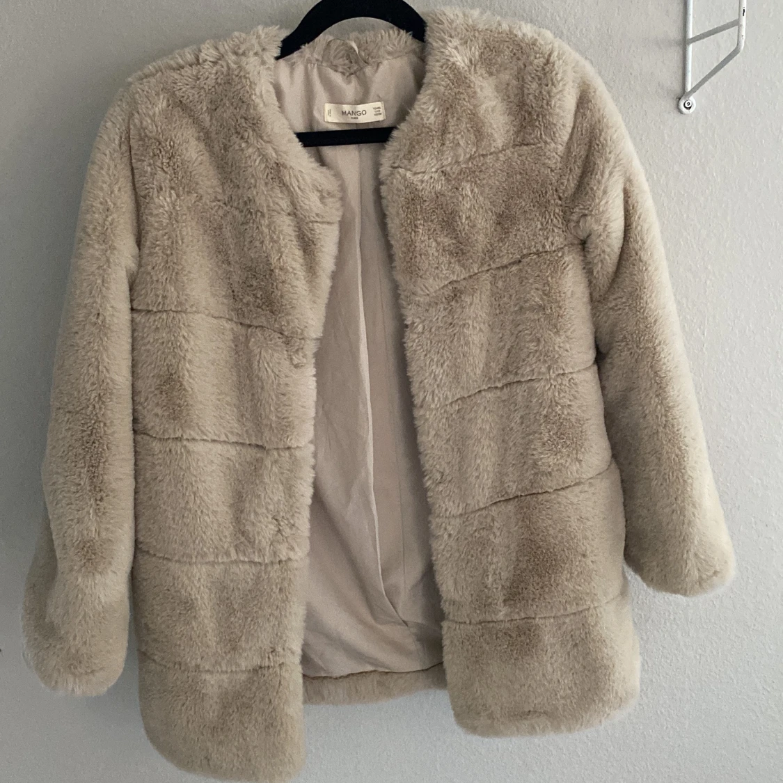 Beige pälsjacka från Mango Kids