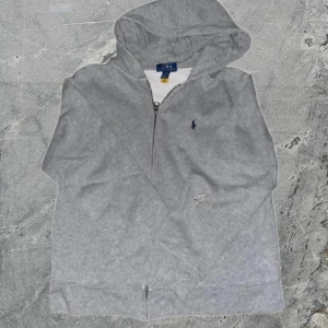 Ralph Lauren zip up - Säljer en Ralph Lauren zipup i stlrk 14-16 år, skulle säga att den passar strolek S/Xs! Den är i fint skick! Skriv för frågor🤙🏽