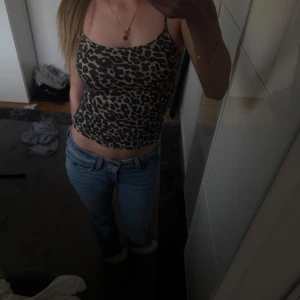 Leopardmönstrad linnetopp -  Super coolt linne i leopard från Zara, storlek s, stretchigt så sätter sig tajt runt kroppen. 