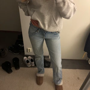 Low waist jeans - Snygga blå jeans med rak passform och klassisk design. Perfekta för en avslappnad stil. De har en traditionell femficksmodell och är tillverkade i ett slitstarkt denimtyg. Storlek 27/34