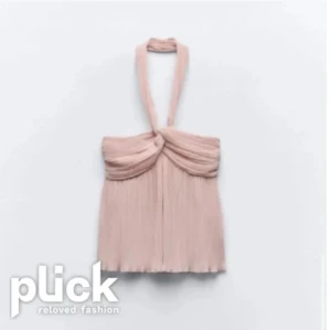 Rosa halterneck topp - Säljer min jättefina topp från Zara, den är använd två gånger och är därför i superbra skick. Skriv för fler bilder!