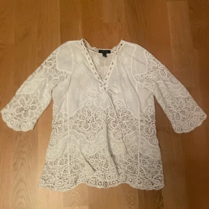 Vit blommig sommar blus 🤍💐 - Säljer denna vita sommar blus med olika spetts tyger från New Look. Med V-krage, tre-kvartsarmar och snören i kragen🌸Perfekt för sommarens varma dagar 🩷🩷
