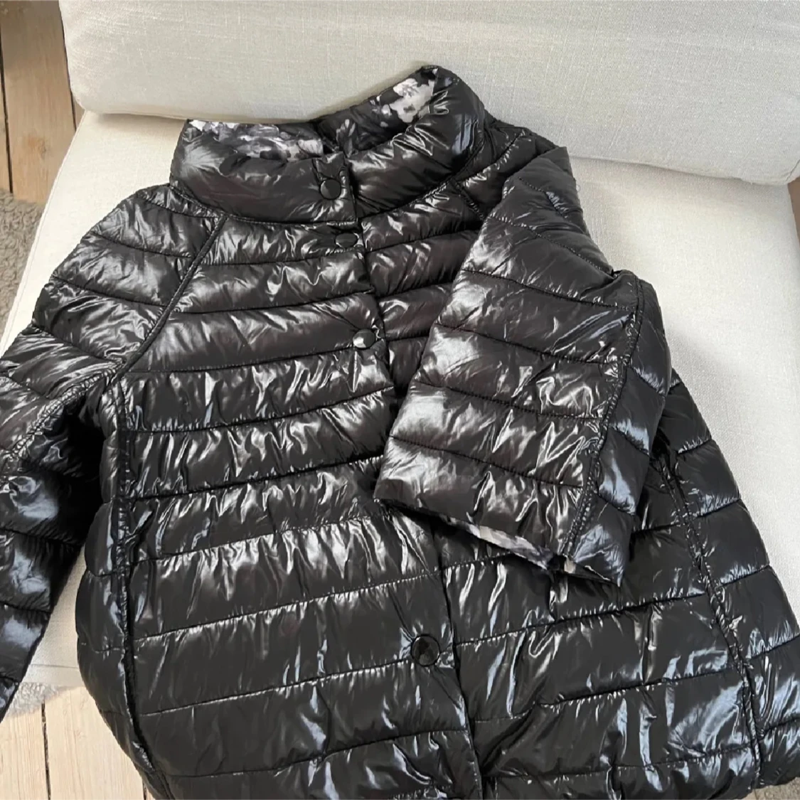 Svart glansig dunjacka - 1