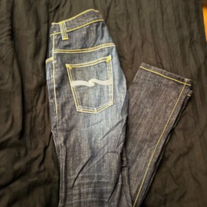 Nudie jeans slim fit - Riktig feta nudie jeans i ny skick, jeansen är slim fit och riktigt moderna, mörkblå med ljusa kontraster! Skriv för fler bilder!