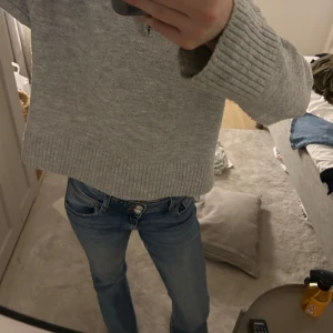 Blåa jeans  - Säljer ett par blåa jeans med knapp fickor! 