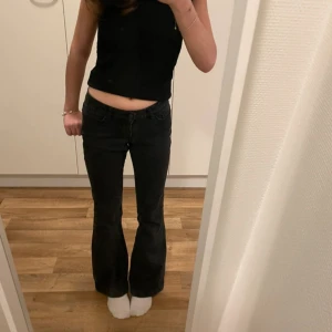 Low waist bootcut jeans från veromoda - Säljes pga blivit för stora. De är även uppsydda för att passa mig som är ca 160, men som man kan se på bilderna är detta något som man enkelt kan spräcka upp själv utan att det syns, ifall man skulle vilja ha de längre! Är liiiite urtvättade, men inget man tänker på