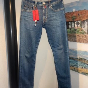 Tramarossa - Säljer ett par helt nya jeans från Tramarossa jeans i modellen ”Michelangelo”, storlek 29. Köpta nya i butik för ca 5500kr. Tveka inta på att skriva vid minsta fundering eller fler bilder!