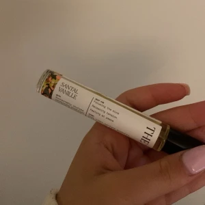 Santal Vanille parfym - Säljer en elegant parfym från The 7 Virtues med doften Santal Vanille. Flaskan är smal och genomskinlig med en svart kork och en stilren etikett. Perfekt för den som älskar en varm och kryddig doft med inslag av vanilj och sandelträ.