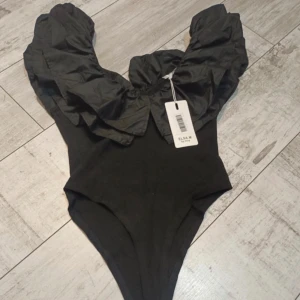 Svart body med volanger - Snygg svart body från ELSA.M by may med volangdetaljer runt axlarna. 💘passar mig som har S vanligtvis