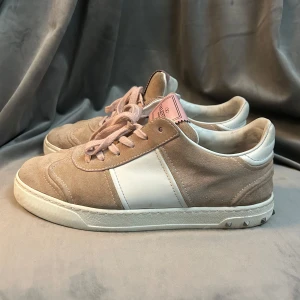 Valentino Flycrew  - Superfina ljusrosa Valentino Flycrew. En nit saknas, sulan inuti är lite smutsig (går att byta såklart) och lite slita fram på skon som man kan se. Annars är skon fortfarande fin. Endast skorna och Box ingår vid köp. Hör gärna av dig om du har frågor eller funderingar💗