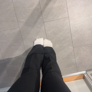 Svarta byxor - Snygga svarta byxor med en klassisk design. De har en rak passform och är perfekta för en stilren look. Byxorna är midwaist och passar bra till olika outfits.