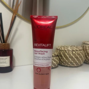 Revitalift Resurfacing Gel Wash från L'Oréal Paris - Revitalift Resurfacing Gel Wash med 3.5% glykolsyra exfolierar utan korn, jämnar ut och ger lyster. Perfekt för en glowy hud.