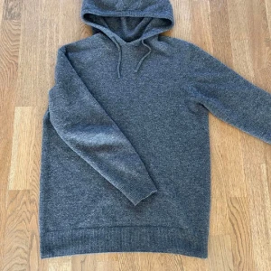 Merinoull hoodie - Säljer en stilren prisvärd Merinoull grå hoodie, aldrig använd bara testad, hör av dig om du har någon fråga! Storleken är mellan S/M