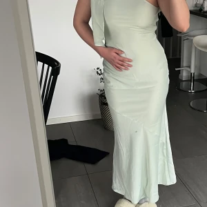 långklänning - så vacker långklänning i en underbar grön färg💖💖inga defekter!!