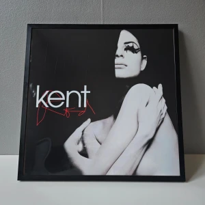 Kent - Albumaffisch, 31.5x31.5cm - Kent - Röd albumaffisch, 31.5x31.5cm  Helt ny - Passar bra i IKEAs tavelram Lomviken!  Skickas i papprulle - Ramen ingår inte!