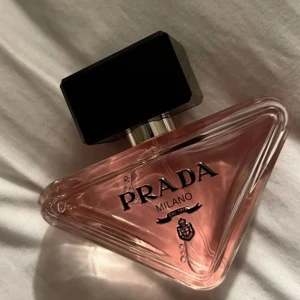 Prada Paradoxe - En sensuell feminin doft som har noter av vanilj, amber, mysk & massa florala noter som knyter ihop säcken. En av de parfymer jag fått mest komplimanger av💕detta är en 50 ml flaska och jag har använt drygt 10% av den så det är ~40 ml kvar, köptes på kicks för 1500, kvitto finns 💋