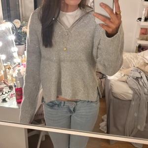 Stickad grå tröja med dragkedja uptill från Aware - Super fin stickad tröja som är grå med en dragkedja uptill. Den är jätte mjuk och skön. Den är i storlek xxs/xs men är ganska stor i storleken. Den är använd men har inga defekter alls. Använd gärna köp nu💕