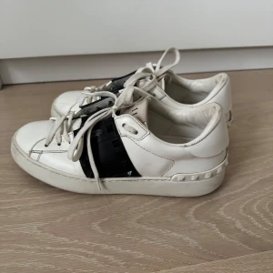 Valentino skor med nitar  - Valentino skor med svarta nitar. Har vissa slitningar bak men annars i gott skick! Väldigt sköna och passar till de mesta 💓originalpris 8000kr. ❗️Priset kan diskuteras❗️