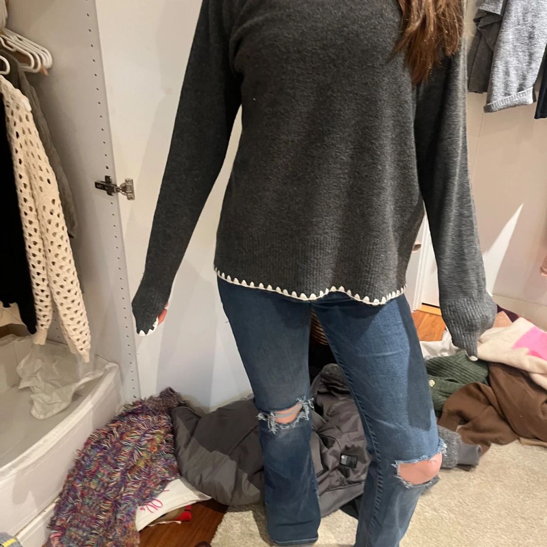 Mörkgrå tröja med vit kant