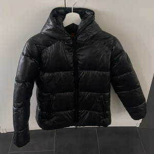 save the duck jacka - säljer min super fina jacka från märket save the duck💗pgav att den har tyvärr blivit för liten. den har används men är i super fint skick och märker inga repor eller hål. storlek 1 som motsvarar typ xs eller s💗pris kan diskuteras köpte för cirka 2500